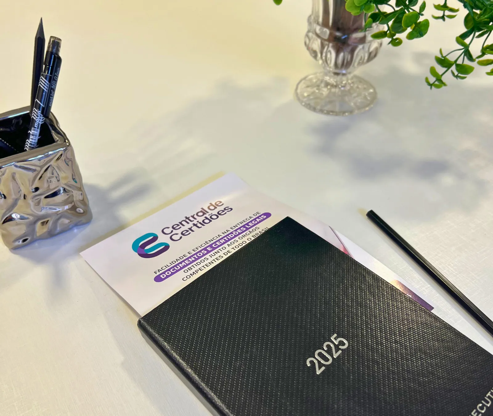 Documento da Central de Certidões em primeiro plano, destacando a importância de certidões obrigatórias na compra de imóvel.