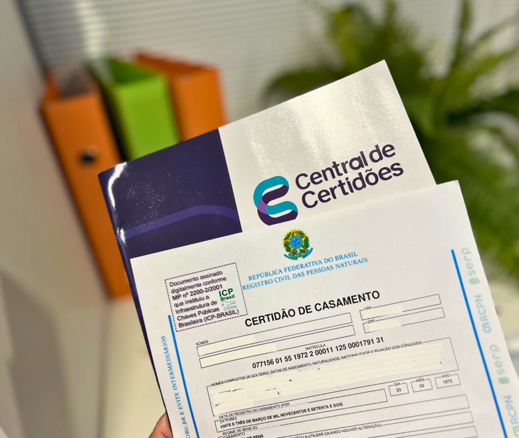 Imagem mostrando a Certidão de Casamento e o documento da Central de Certidões, destacando a facilidade de solicitação da segunda via online.